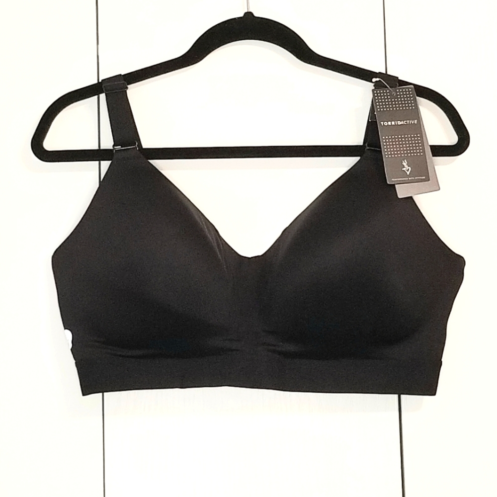 NWT Torrid Lightly Lined Wire-Free Black Sports Bra with Back Smoothing